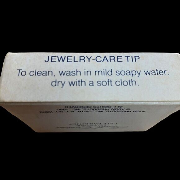 Vintage 1980 Avon Clip Hoop Earrings Gentle Contour Silver Tone with Box NEW - Picture 6 of 6